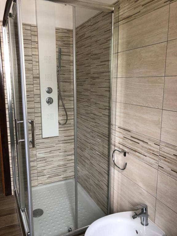 La salle de bains est pourvue d'une douche, de toilettes et d'un lavabo. dans l'établissement Villa Cataleya, à Praia a Mare