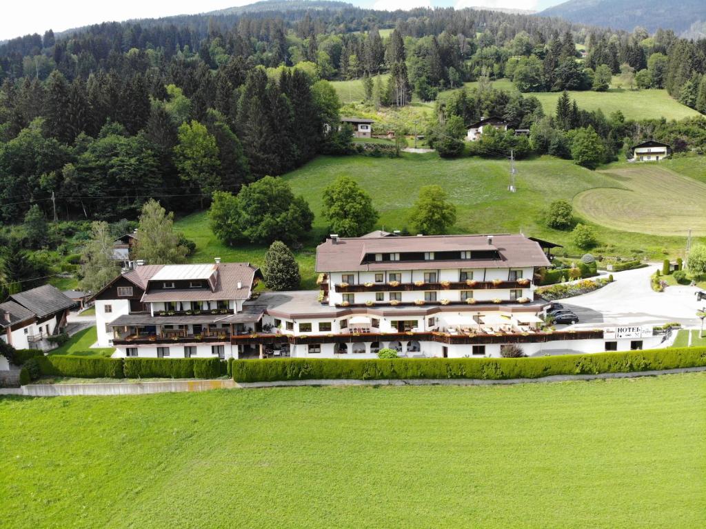 una vista aérea de un gran edificio en un campo verde en Ferienhotel Sunshine, en Berg im Drautal