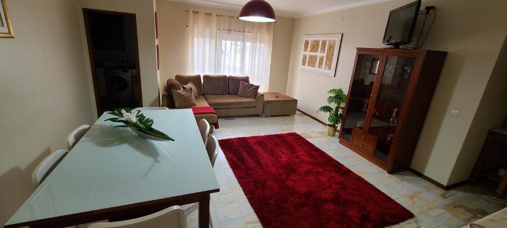 納扎雷的住宿－Nazaré Apartment，客厅配有桌子和沙发