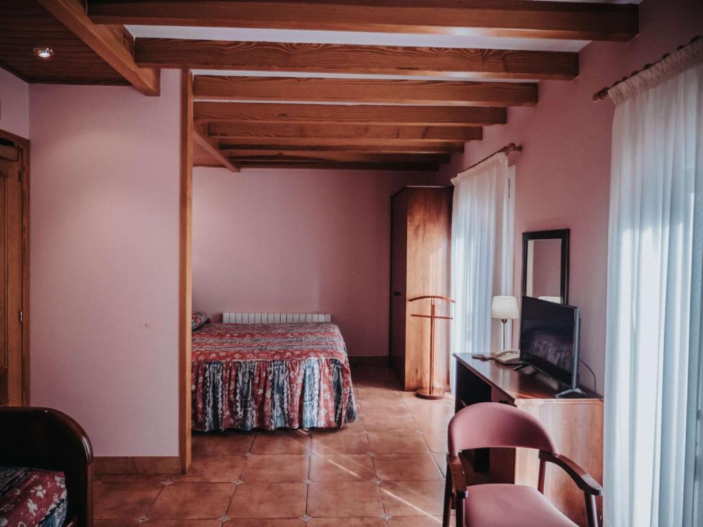 TV a/nebo společenská místnost v ubytování Hostal Les Fonts