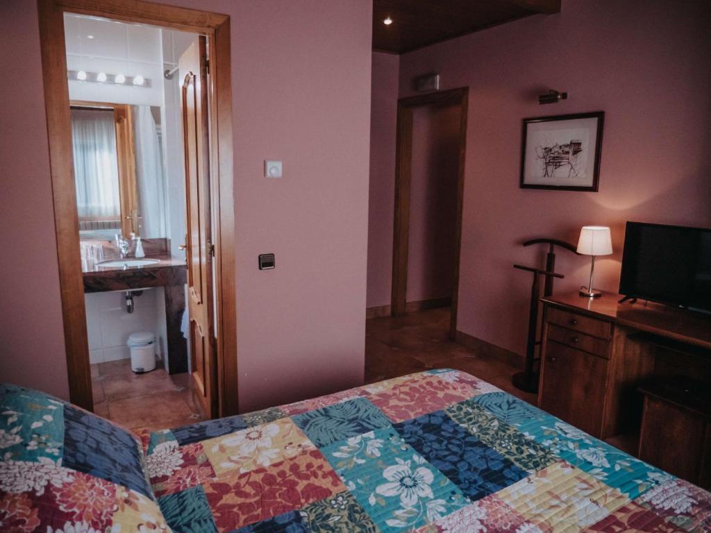 Postel nebo postele na pokoji v ubytování Hostal Les Fonts