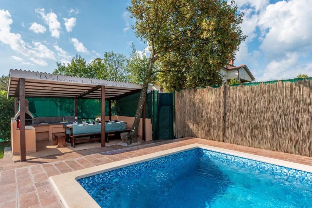 Bazén v ubytovaní Holiday House Dora alebo v jeho blízkosti