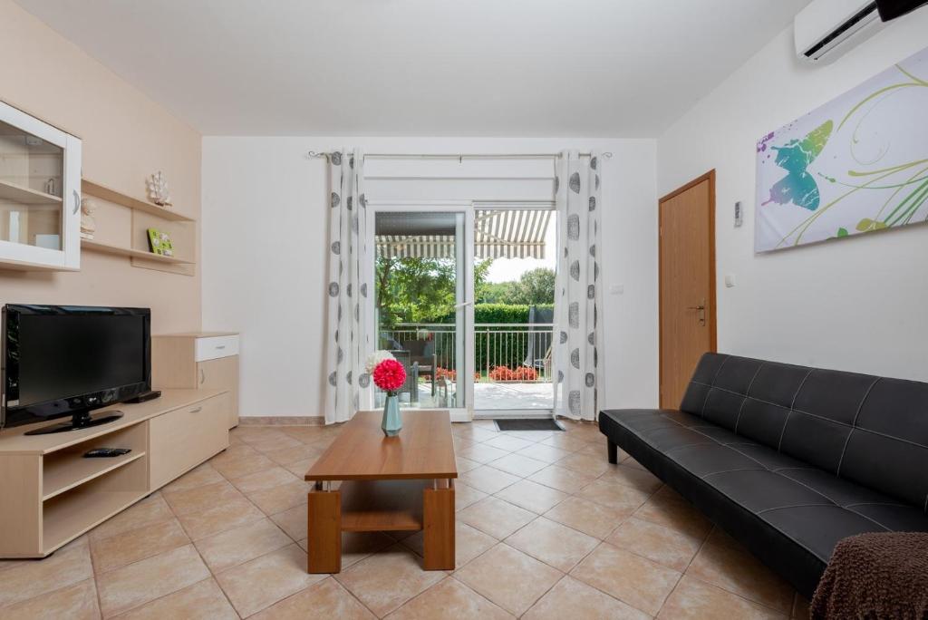 Televízia a/alebo spoločenská miestnosť v ubytovaní Holiday House Dora