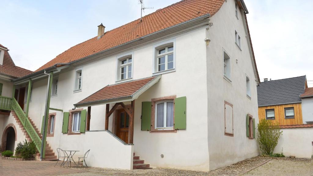 une maison blanche avec un toit rouge dans l'établissement La Maison Oberlin, à Horbourg-Wihr