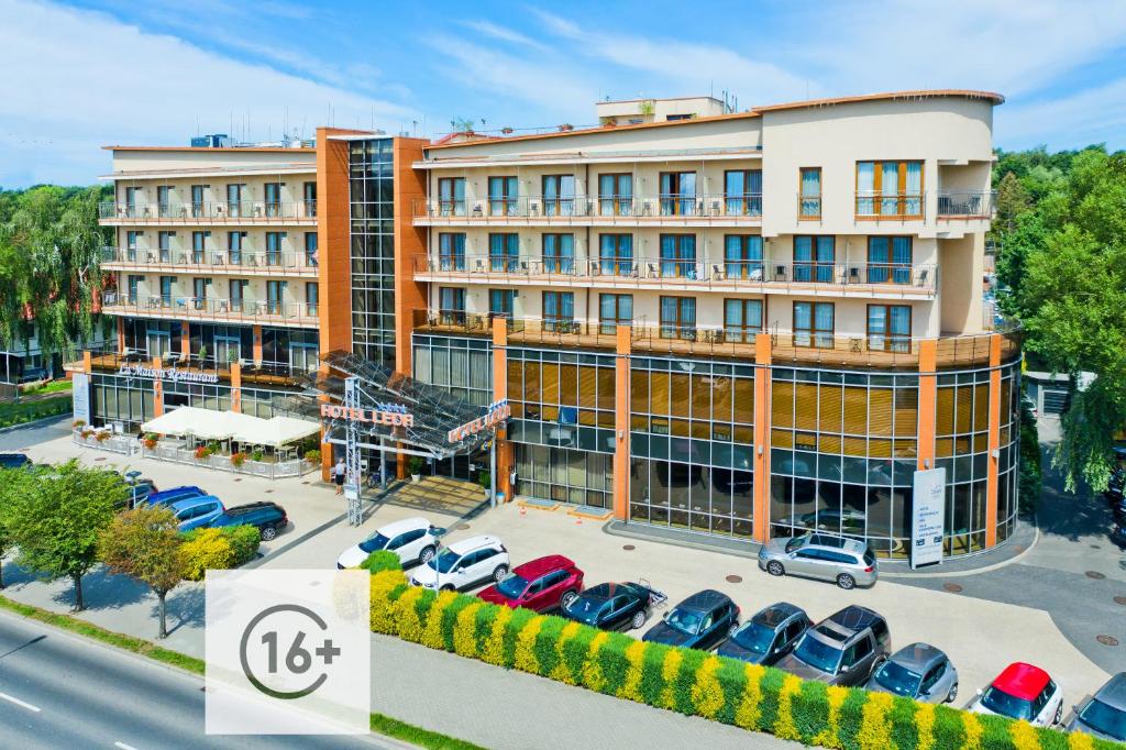 eine Luftansicht eines Hotels mit auf einem Parkplatz geparkt in der Unterkunft Hotel Leda Spa - Adults Only in Kołobrzeg