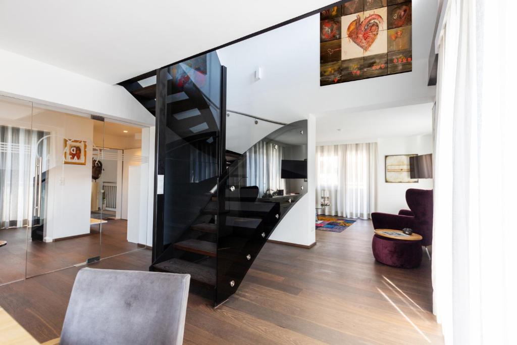 eine schwarze Treppe im Wohnzimmer eines Hauses in der Unterkunft da Peatala Apartments in Serfaus