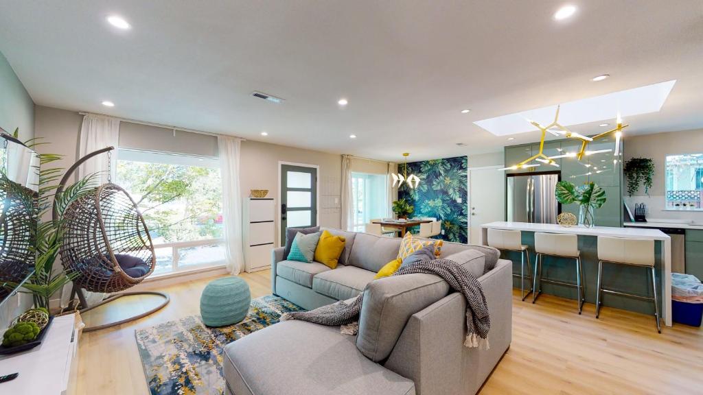 uma sala de estar com um sofá e uma cozinha em @ Marbella Lane - SJ Designer Home 3BR Ldry+P em San José