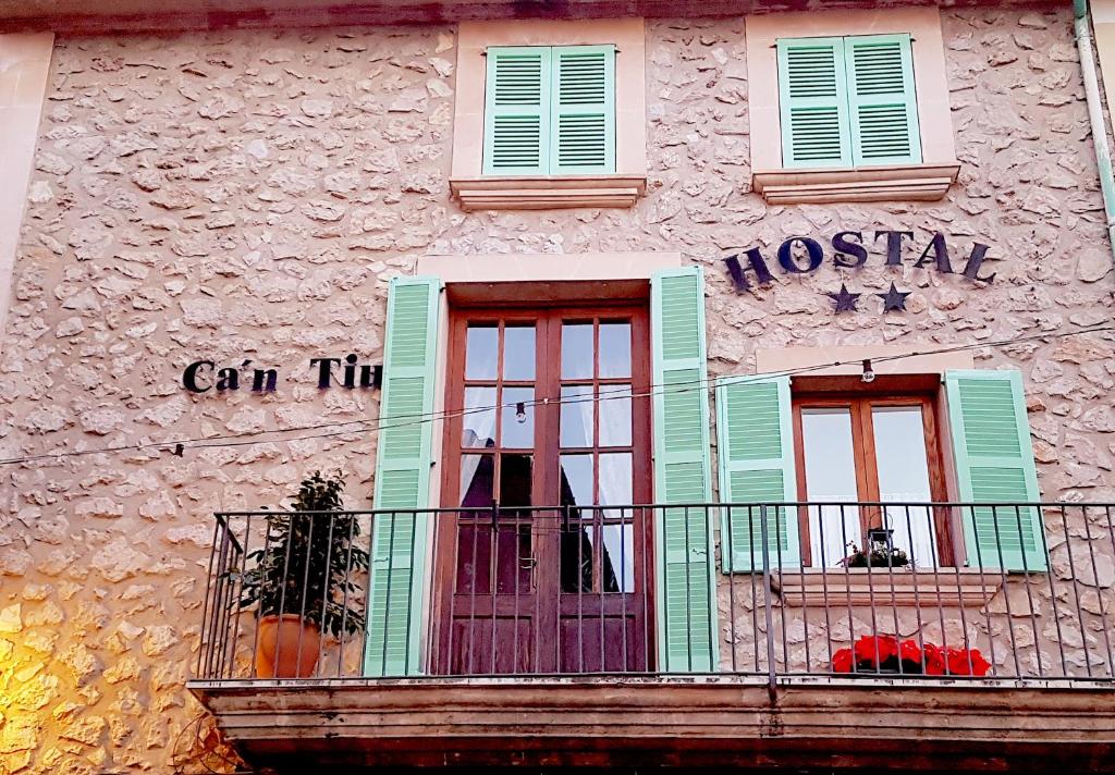 - un bâtiment avec balcon et panneau d'hostaria dans l'établissement Hostal Ca'n Tiu, à Alaró