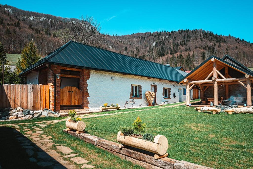 uma casa com um telhado verde num quintal em Chalets Dedinky em Dedinky