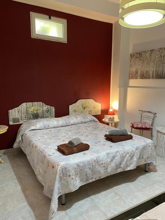 a bedroom with a bed with two towels on it at Il vicoletto in Brindisi