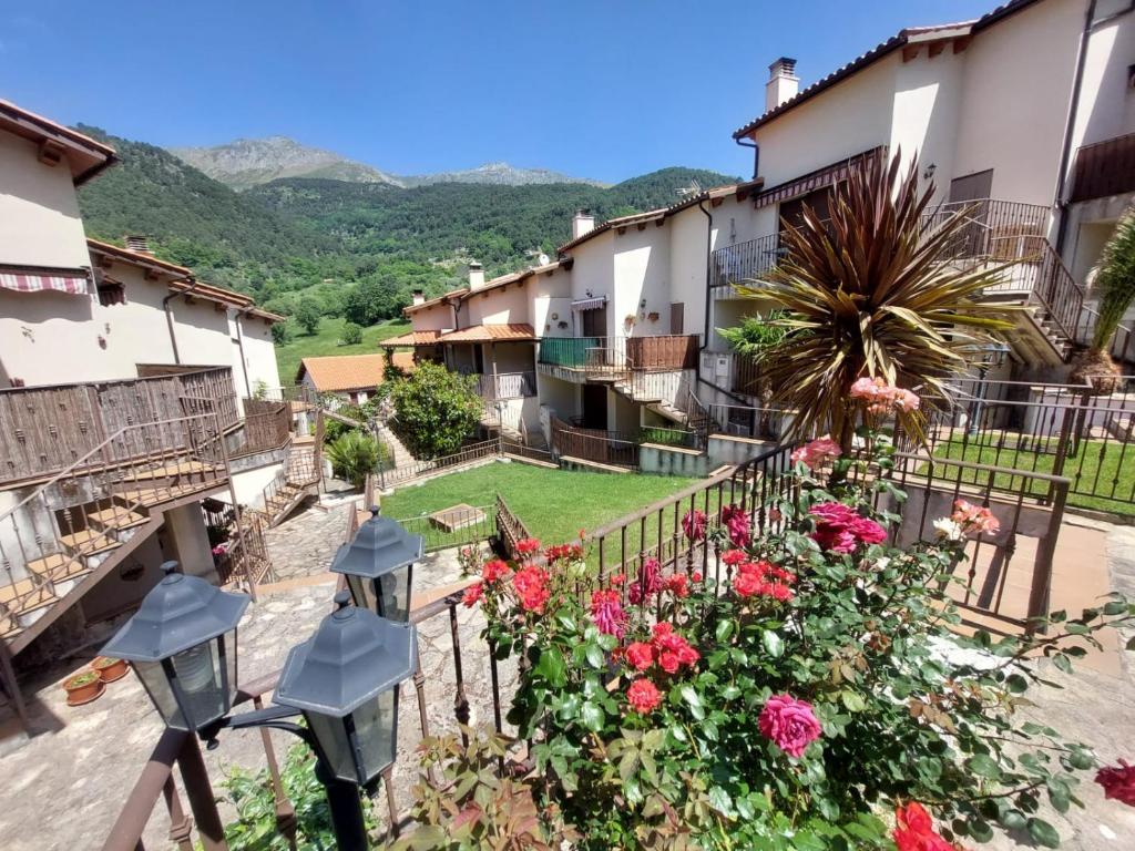 Blick auf ein Dorf mit Blumen und Häusern in der Unterkunft El Ático de Mijares in Mijares