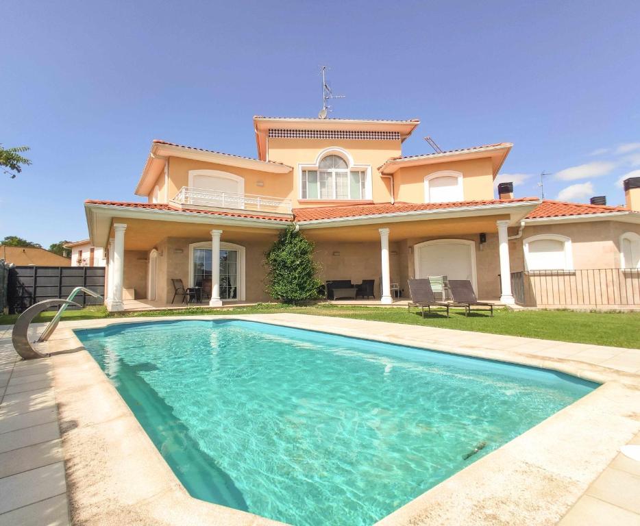 una casa con piscina frente a una casa en Hotel Ver Venir Habitaciones exclusivas para desconectar y relajarse, en Garínoain