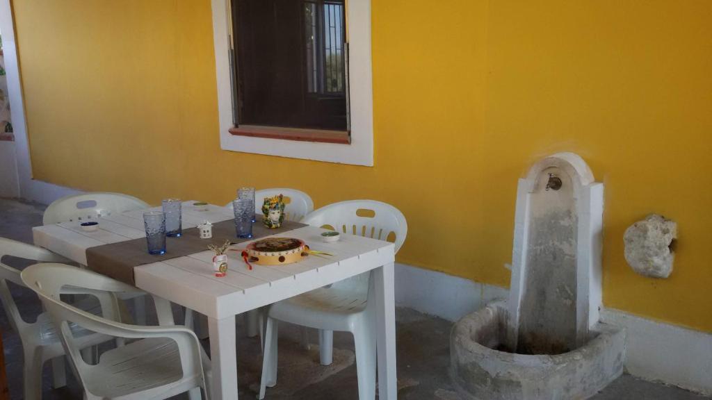 Posedenie v ubytovaní Dimore del Carrubo - villa con piscina