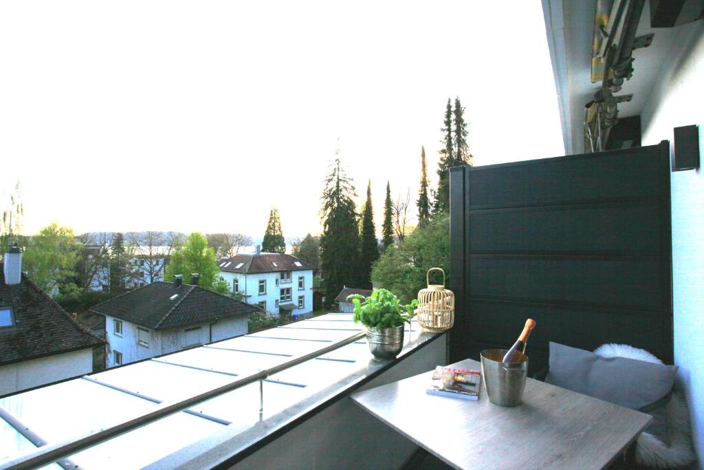 - Balcón con mesa y vistas en Überlinger See-Apartments Apartment 6 Über-See, en Überlingen