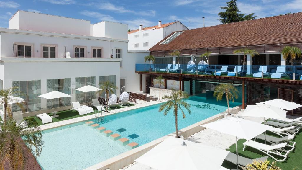 uma vista aérea de um hotel com uma piscina em Alentejo Marmòris Hotel & Spa, a Small Luxury Hotel of the World em Vila Viçosa