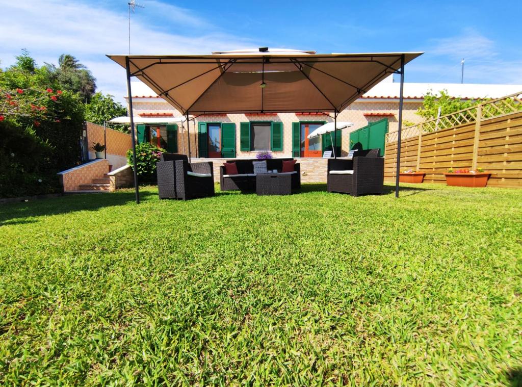 a large umbrella in the yard of a house at Mammacaterina - Procida in Procida