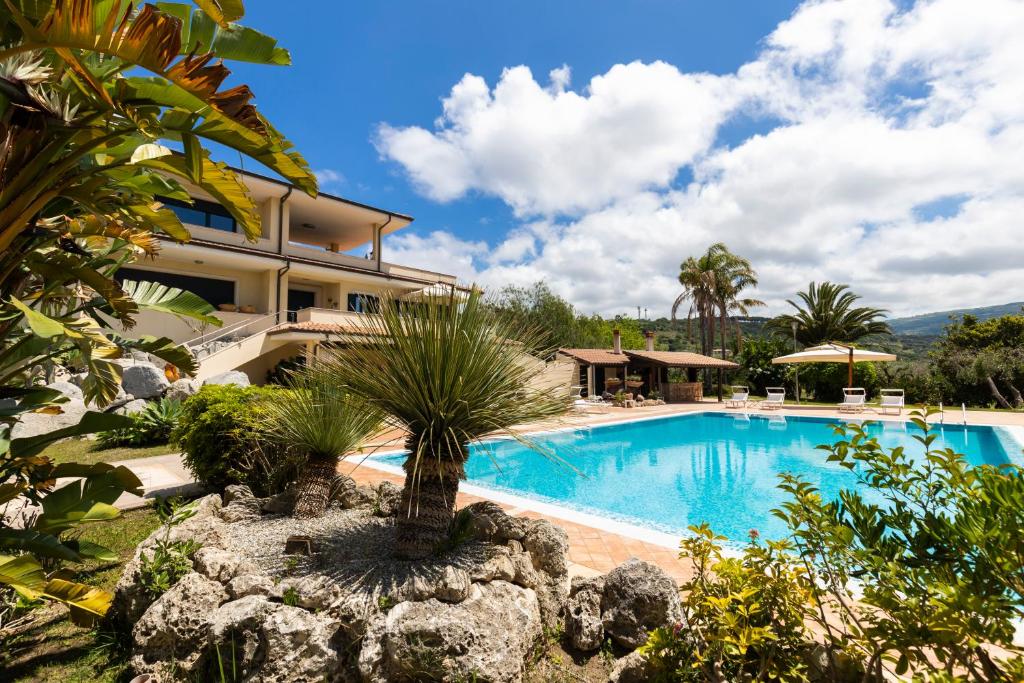 una piscina di fronte a una casa di Villa Agave a Capo Vaticano