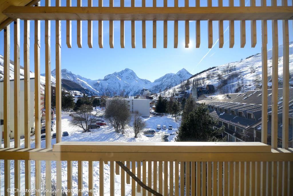 Nespecifikovaný výhled na hory nebo výhled na hory při pohledu z hotelu