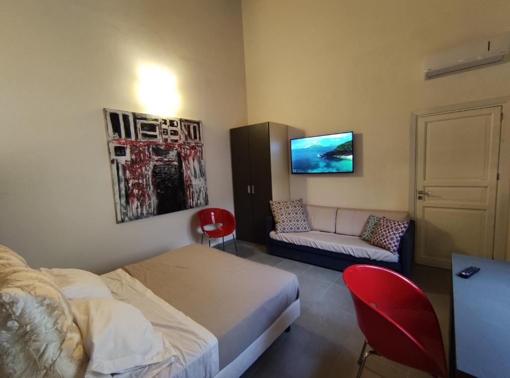 una camera d'albergo con letto e divano di Xeniahome a Castelvetrano Selinunte