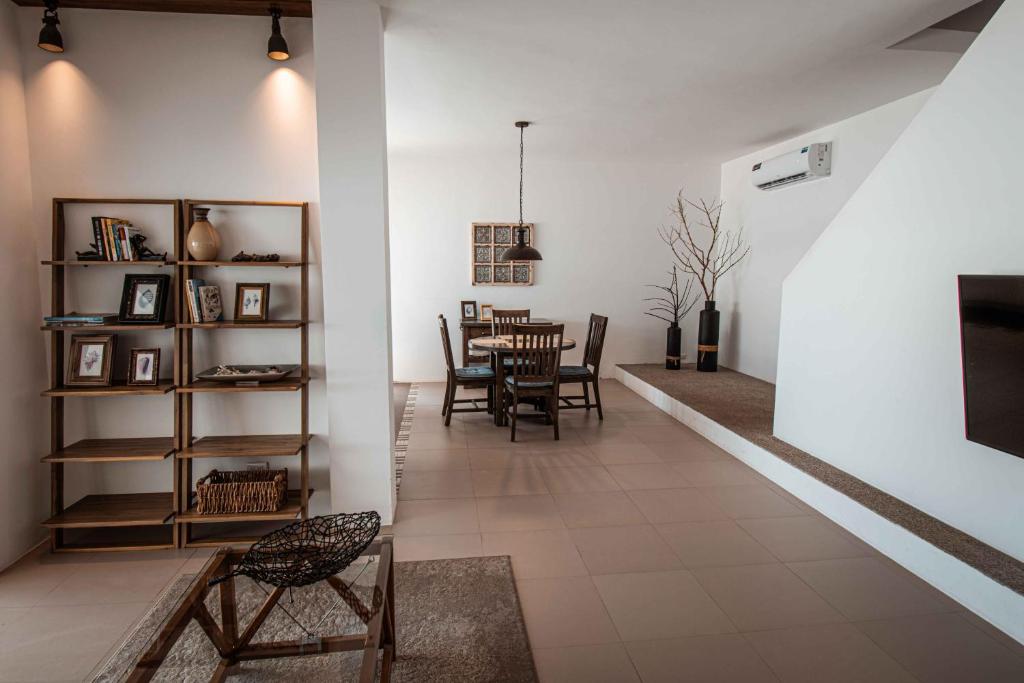 a living room with a table and chairs at Flip Flop House in Puerto Villamil