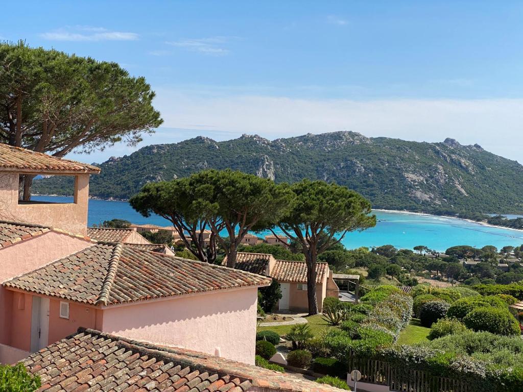 une vue sur l'océan depuis une maison dans l'établissement Santa Giulia - Le village de L'hacienda, à Porto-Vecchio