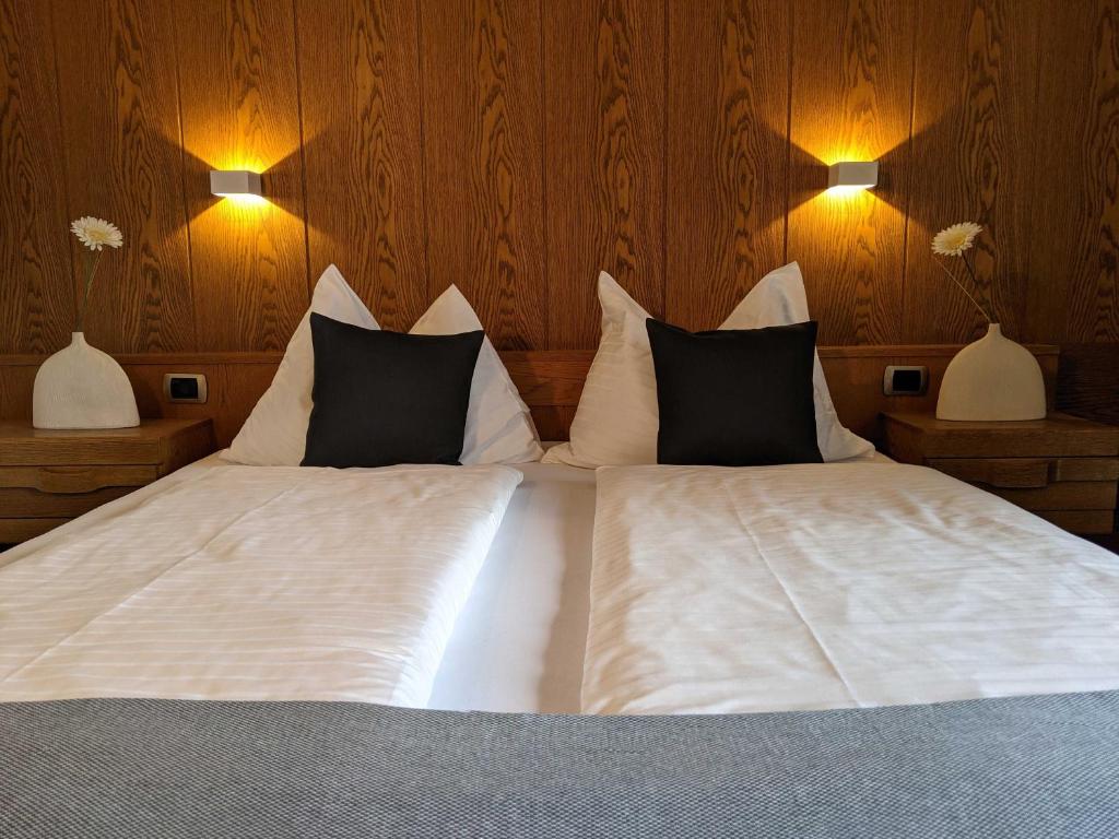Postel nebo postele na pokoji v ubytování Hotel Schönbrunn