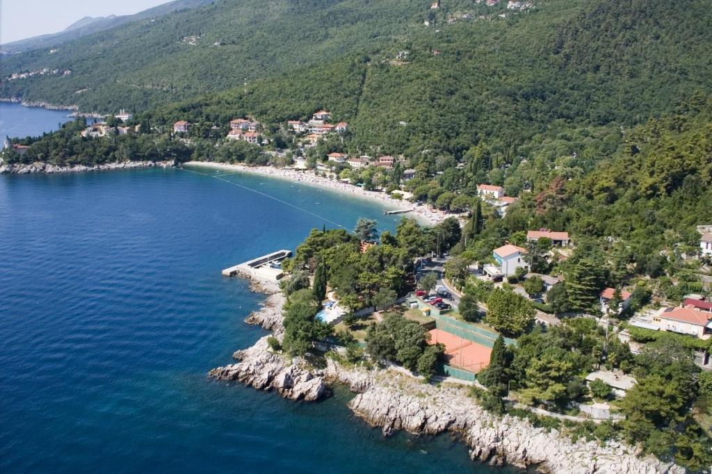 eine Insel inmitten eines Wasserkörpers in der Unterkunft Studio Apartment in Mošćenička Draga with Sea View, Balcony, Air Conditioning, Wi-Fi (4772-2) in Mošćenička Draga