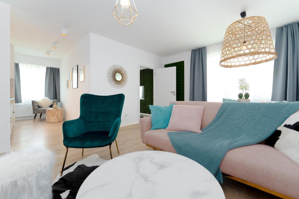 - un salon avec un canapé et une chaise dans l'établissement Apartmán Ostrava, à Ostrava