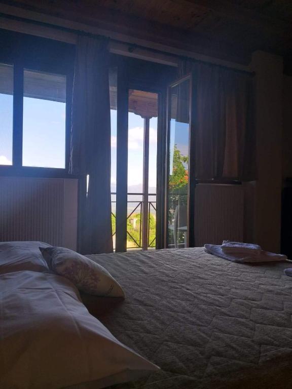 Postel nebo postele na pokoji v ubytování Ξενώνας questhouse Electra isari