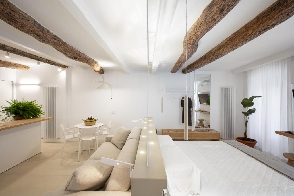 ein Wohnzimmer mit einem Sofa und einem Tisch in der Unterkunft Life Class Apartment in Riomaggiore