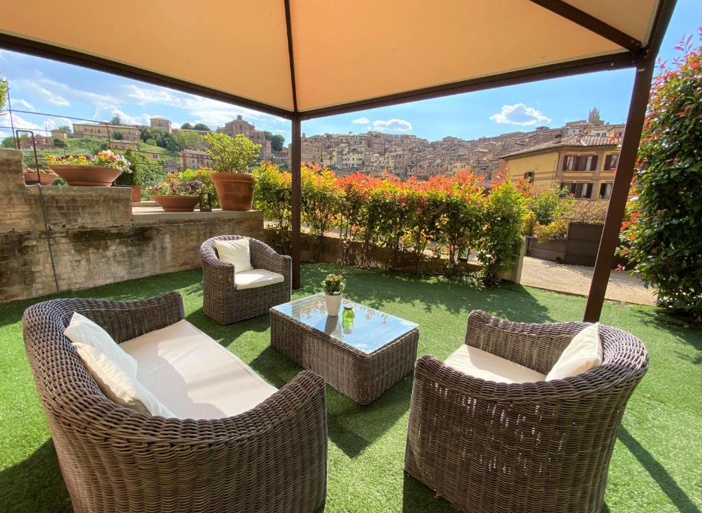 A seating area at Villa del Sole Siena