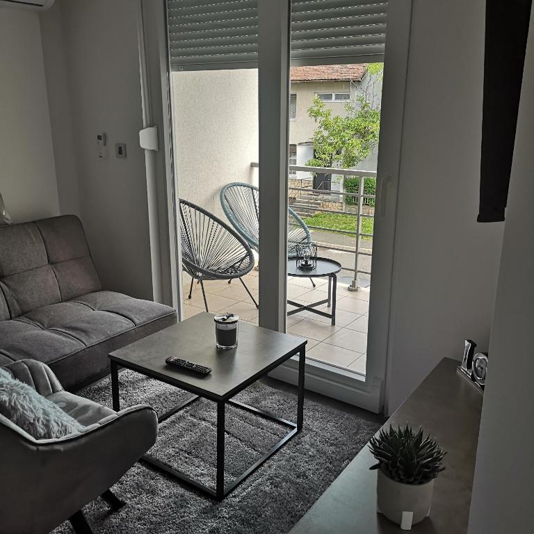 ein Wohnzimmer mit einem Sofa und einem Couchtisch in der Unterkunft Perfect Place 32 in Varaždin