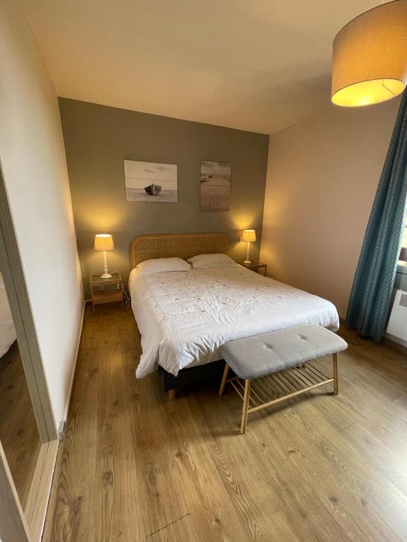 een slaapkamer met een groot bed en 2 lampen bij Hôtel et RESTAURANT traditionnel L' Escalandes in Lesperon