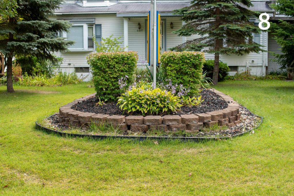 un giardino nel cortile di una casa di Stefan's R&R Resort a Lincoln Junction