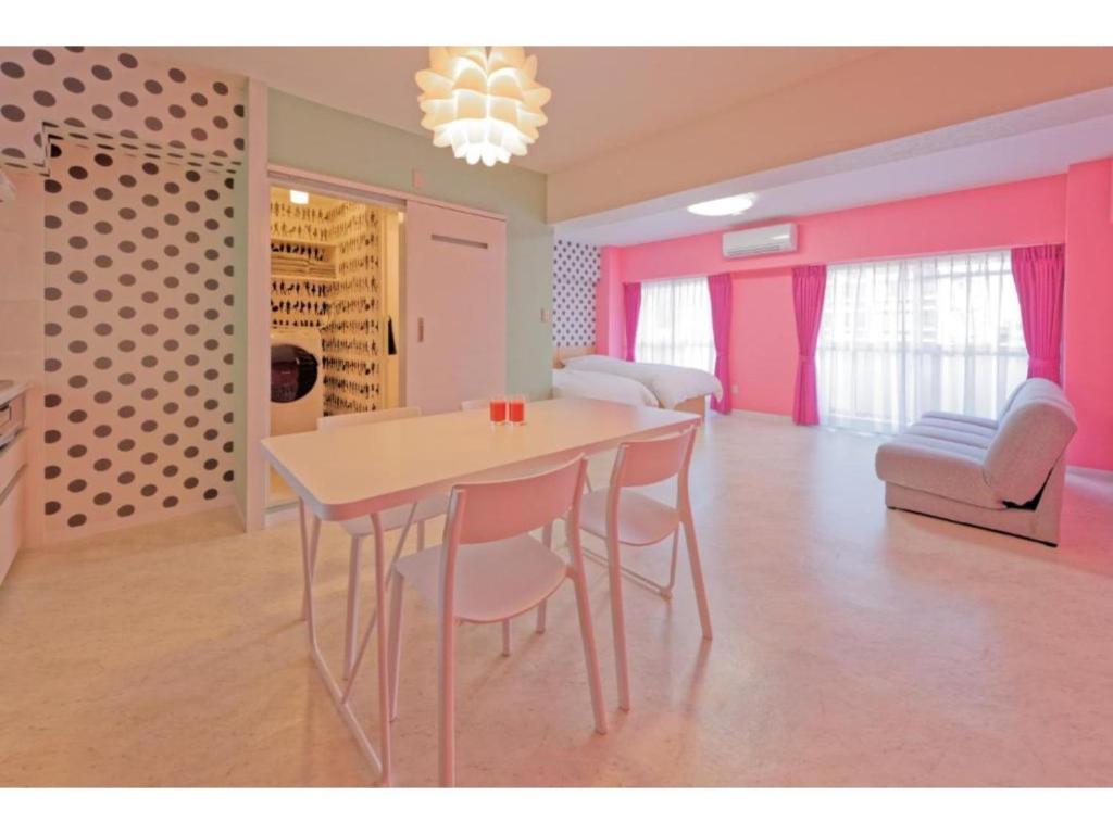 uma sala de jantar com uma mesa e cadeiras num quarto em WALLABY HOUSE - Vacation STAY 38651v em Kawaguchi