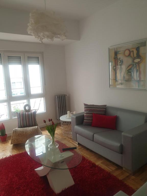 a living room with a couch and a glass table at CONTRASTES RIBEIRA SACRA in Monforte de Lemos