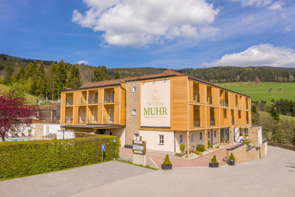 Pöllauberg的住宿－Hotel Muhr，带有读取汽车旅馆标志的建筑