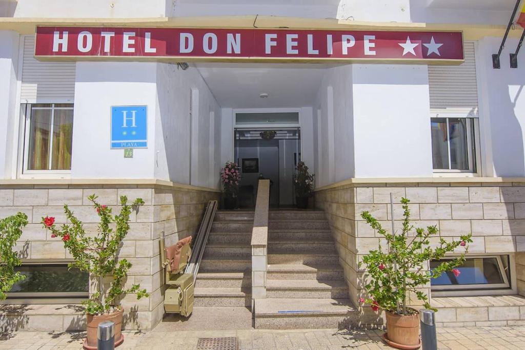 una porta dell'hotel con scale e un cartello sopra di HOTEL DON FELIPE a Carboneras