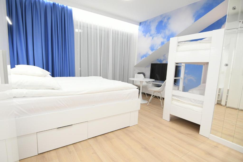 Posteľ alebo postele v izbe v ubytovaní Blue Sky Apartments Rezydencja Niechorze - 302