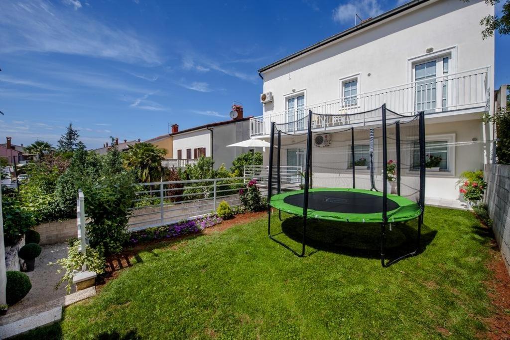 podwórko z obręczą golfową na podwórku w obiekcie Apartment in Rovinj with balcony, air conditioning, Wi-Fi (230-1) w Rovinj