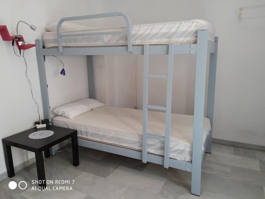 Postel nebo postele na pokoji v ubytování Granada Old Town Hostel