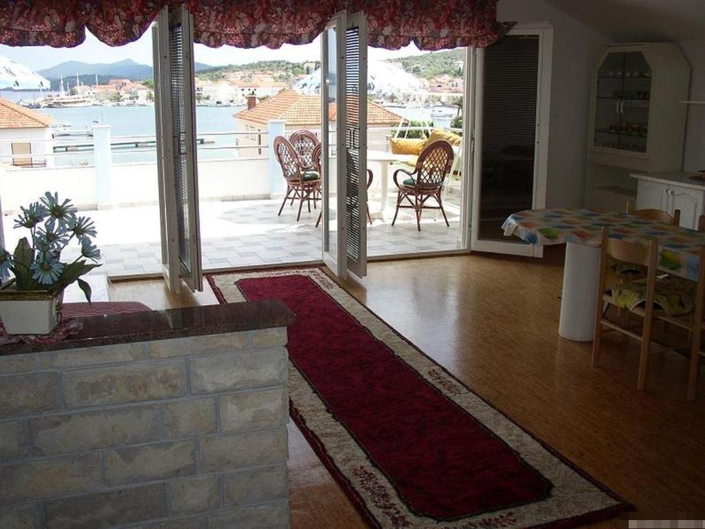 salon ze stołem i widokiem na patio w obiekcie Apartment in Kukljica with sea view, terrace, air conditioning, Wi-Fi (4567-3) w mieście Kukljica