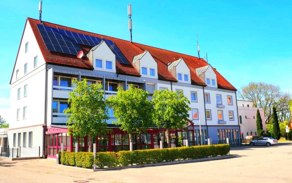 ein Gebäude mit einem Dach mit Sonnenkollektor in der Unterkunft Hotel Krone in Königsbrunn