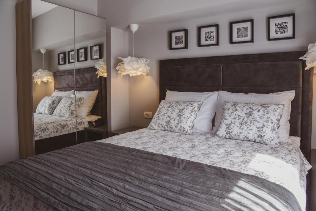 比利塞的住宿－Apartmani Kameno Sidro，一间卧室配有一张大床和镜子