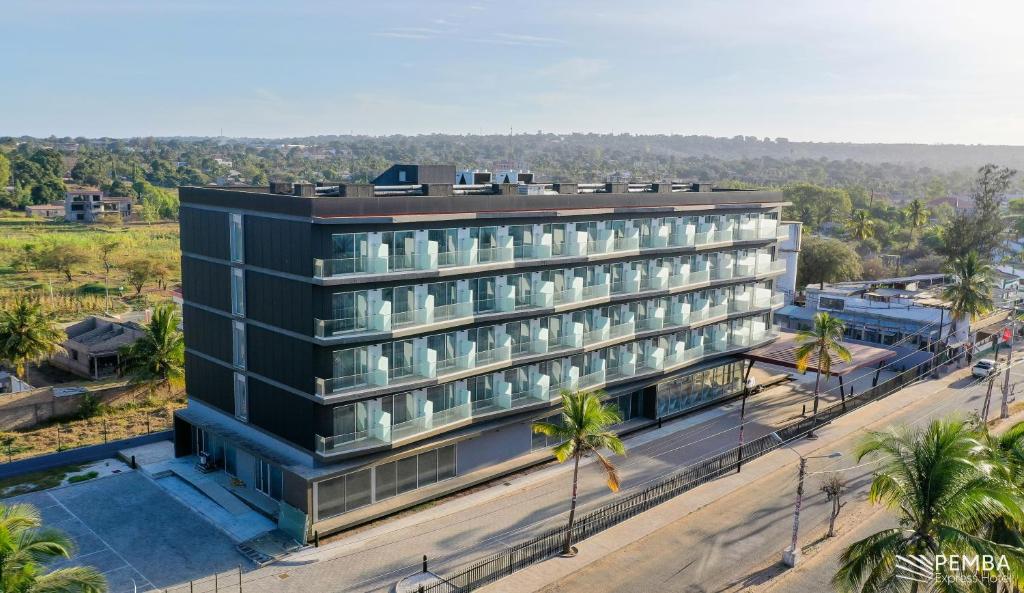 - une vue sur un bâtiment avec des palmiers dans l'établissement Pemba Express Hotel, à Pemba