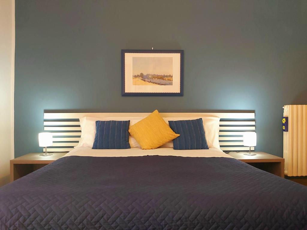 a bedroom with a large bed with two lamps at Bella Giulia in Ragusa