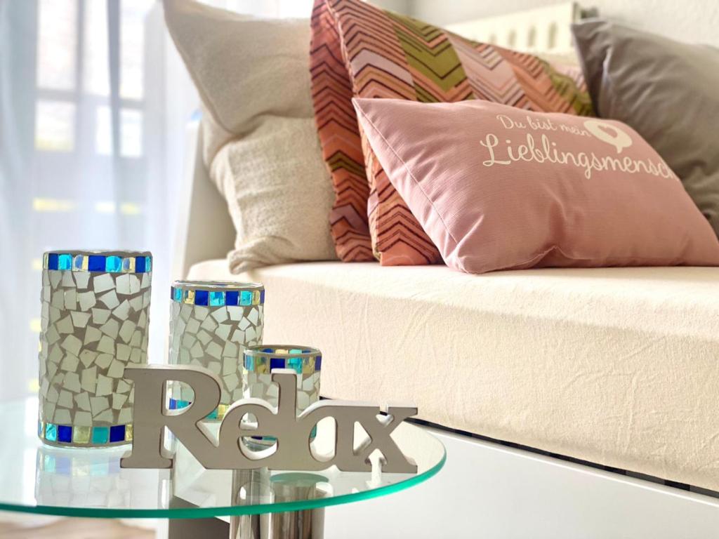 a living room with a couch and a glass table at Appartement Universität Mainz in Mainz