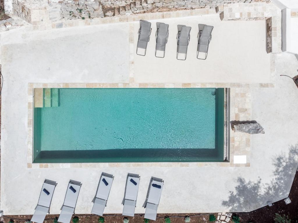 una vista aérea de una piscina con sillas alrededor en Il Sassofono, en Cisternino