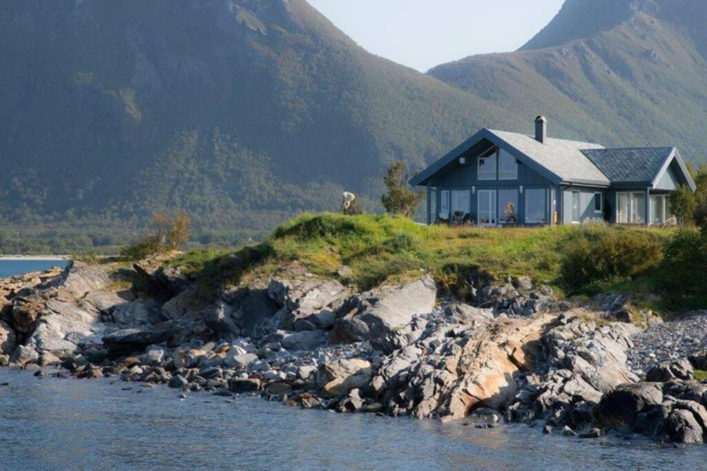 ein Haus am Rande eines Wasserkörpers in der Unterkunft Ro i Steigen in Steigen