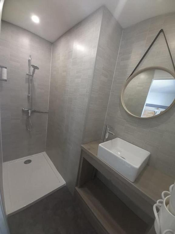 Koupelna v ubytování Hôtel Le Picardy